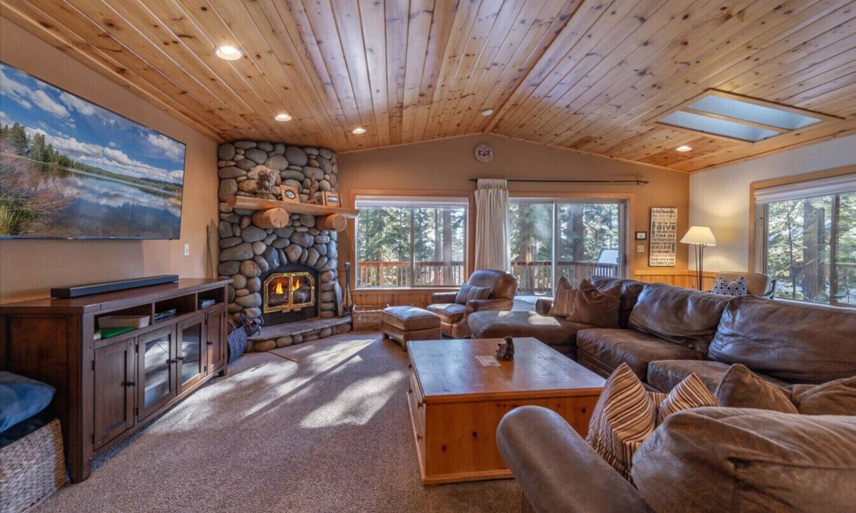 Tahoe Vista Cabin | Cozy Cottonwood - Hot Tub!