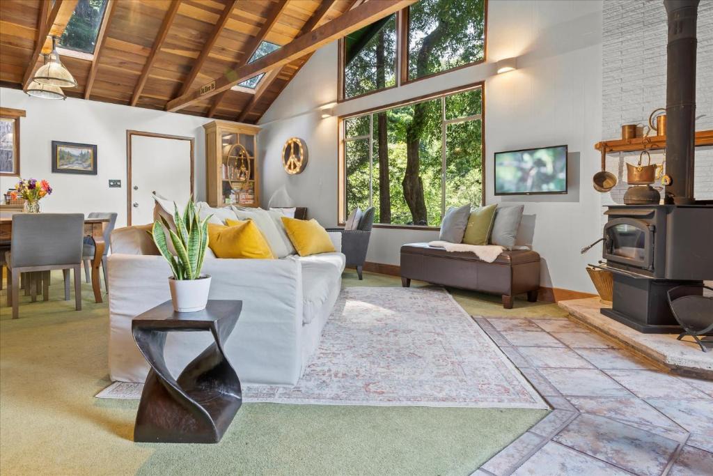 Cazadero House | Cozy Creek Cabin - On Austin Creek Hot Tub - Dog Friendly - BBQ Grill - Fast WiFi
