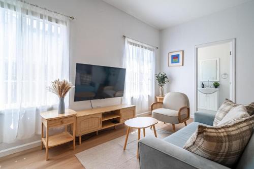 Davis Tract House | Cozy Designer 3BR 7-mins to Oakland Airport