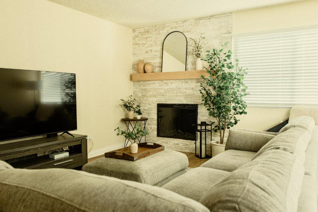 Placentia House | Cozy Family Home - 20 Mins from Disneyland