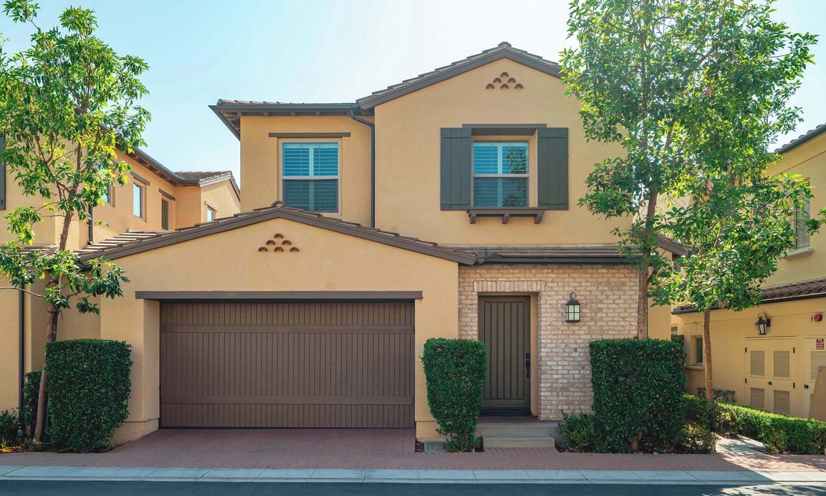 Northwood House | Cozy Family Irvine Home w Full Kithcen Garage