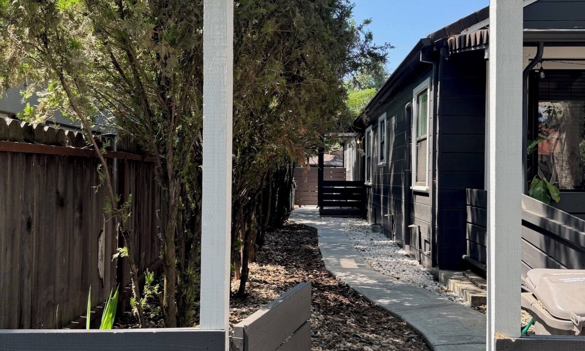 North Oak Park Apartment | Cozy home away from home