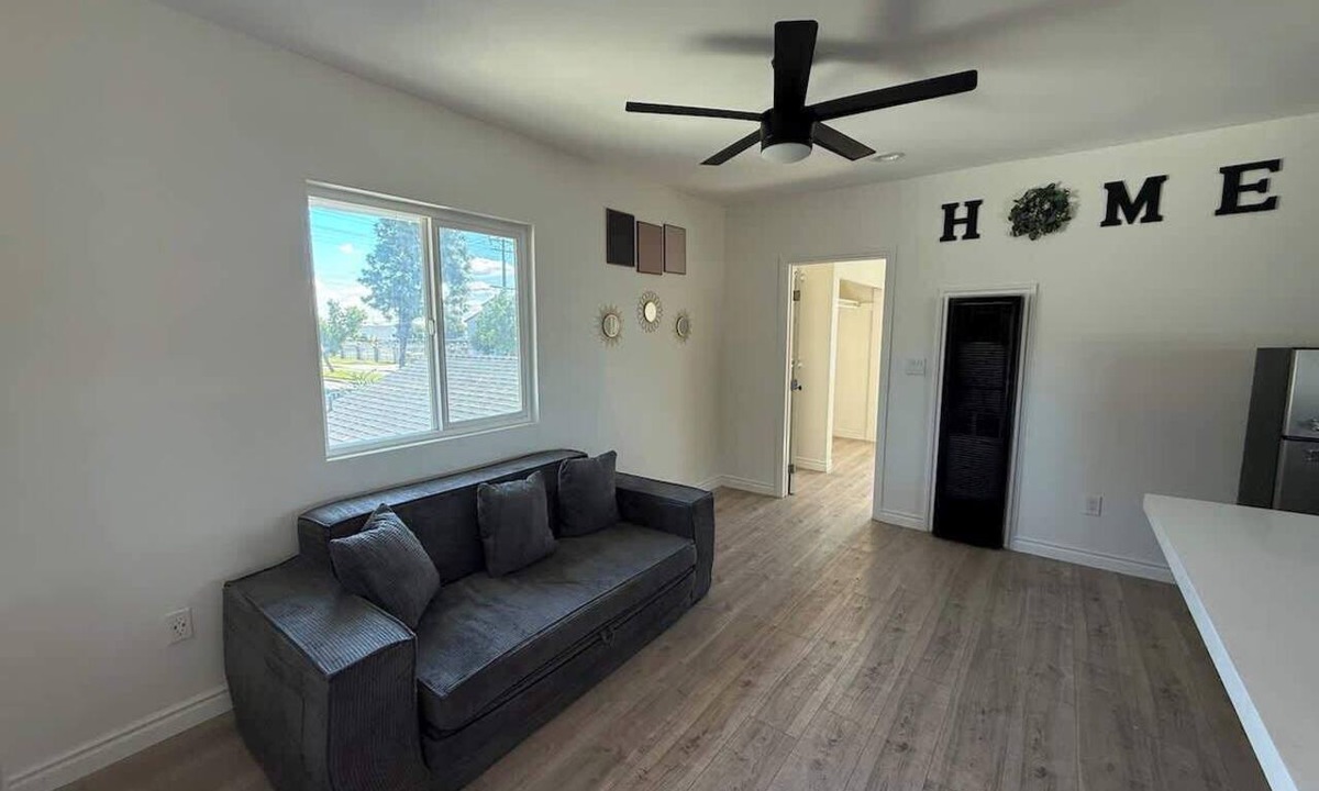 Paramount Apartment | Cozy Home Centrally Located near Beach Cities & Airport.