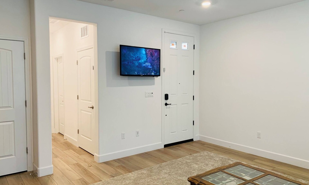 Antelope House | Cozy in law suite in Antelope with WiFi, AC, street parking, washer dryer