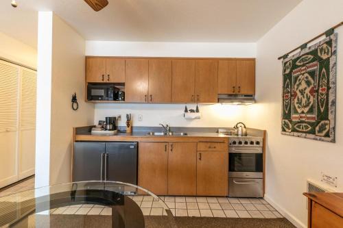 Truckee House | Cozy King Studio w/Lake View #145 at Donner Lake Village