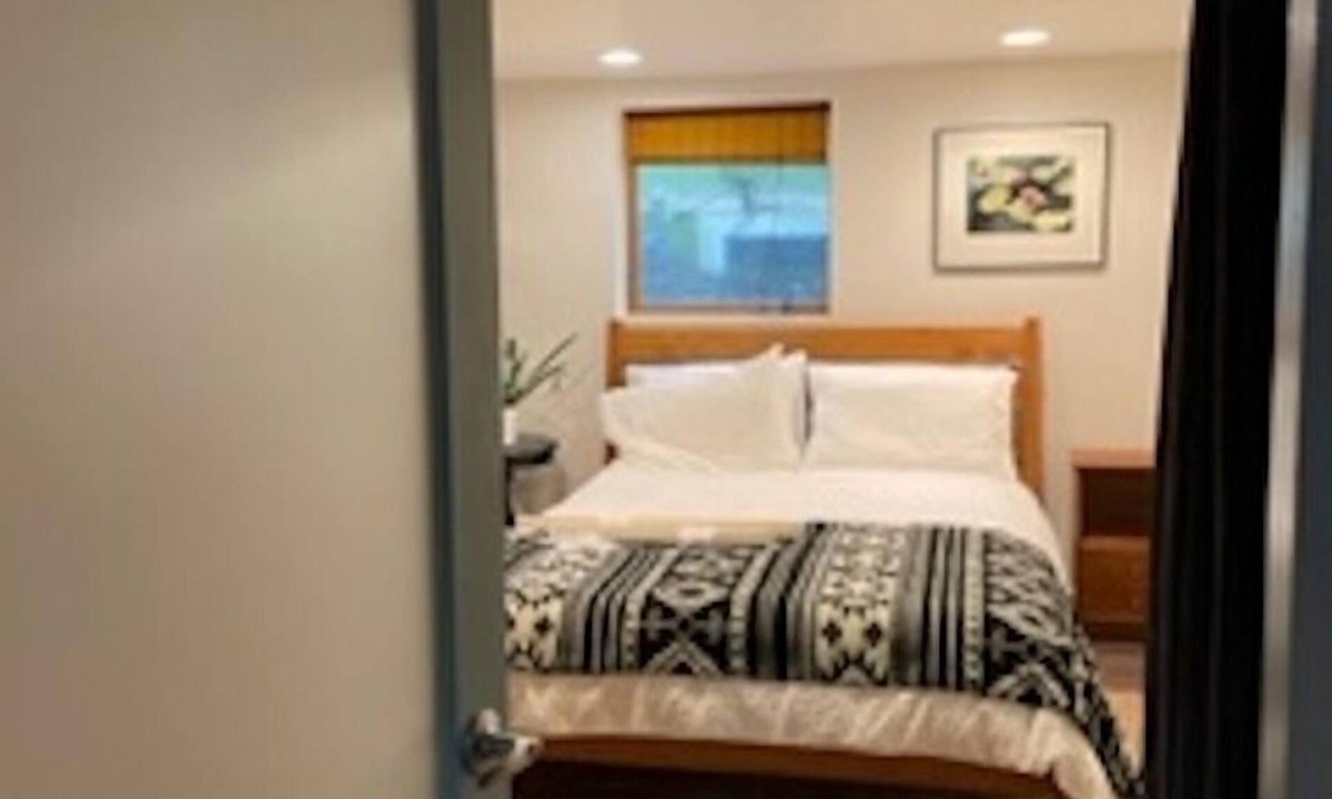 King Apartment | Cozy Lair-a close-in studio in a welcoming, safe and walkable neighborhood.