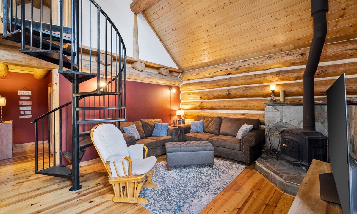 Williamson House | Cozy log cabin with loft, deck & rustic charm!