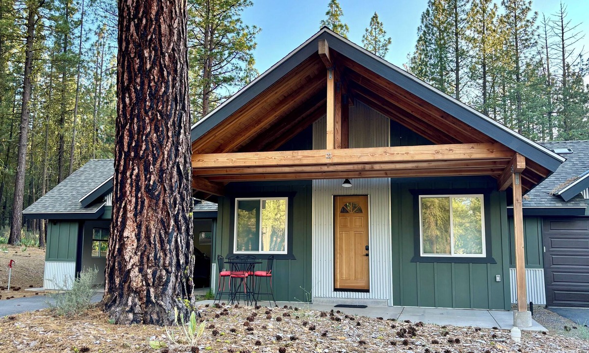 Portola House | Cozy New Cabin. Walking distance to wedding venue, Chalet View Lodge!
