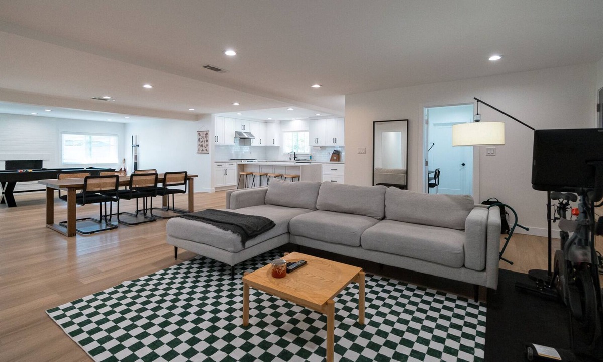 Northeast Anaheim House | Cozy Pickleball Retreat 11 min from Disney