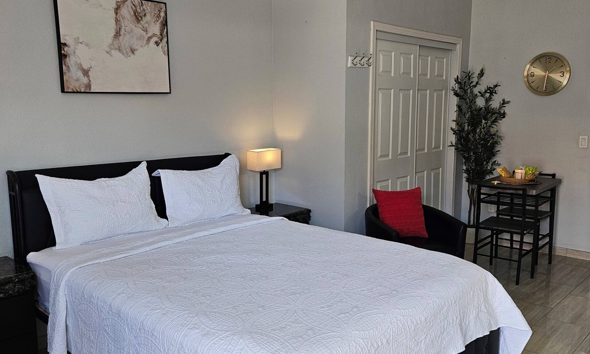 Paradise Apartment | Cozy Private Studio Near Airport & Las Vegas Strip