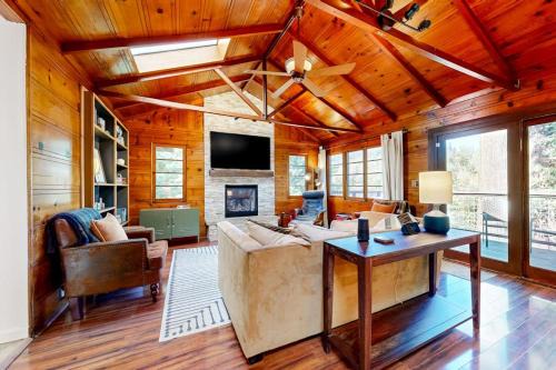 Forestville House | Cozy Riverview Cabin
