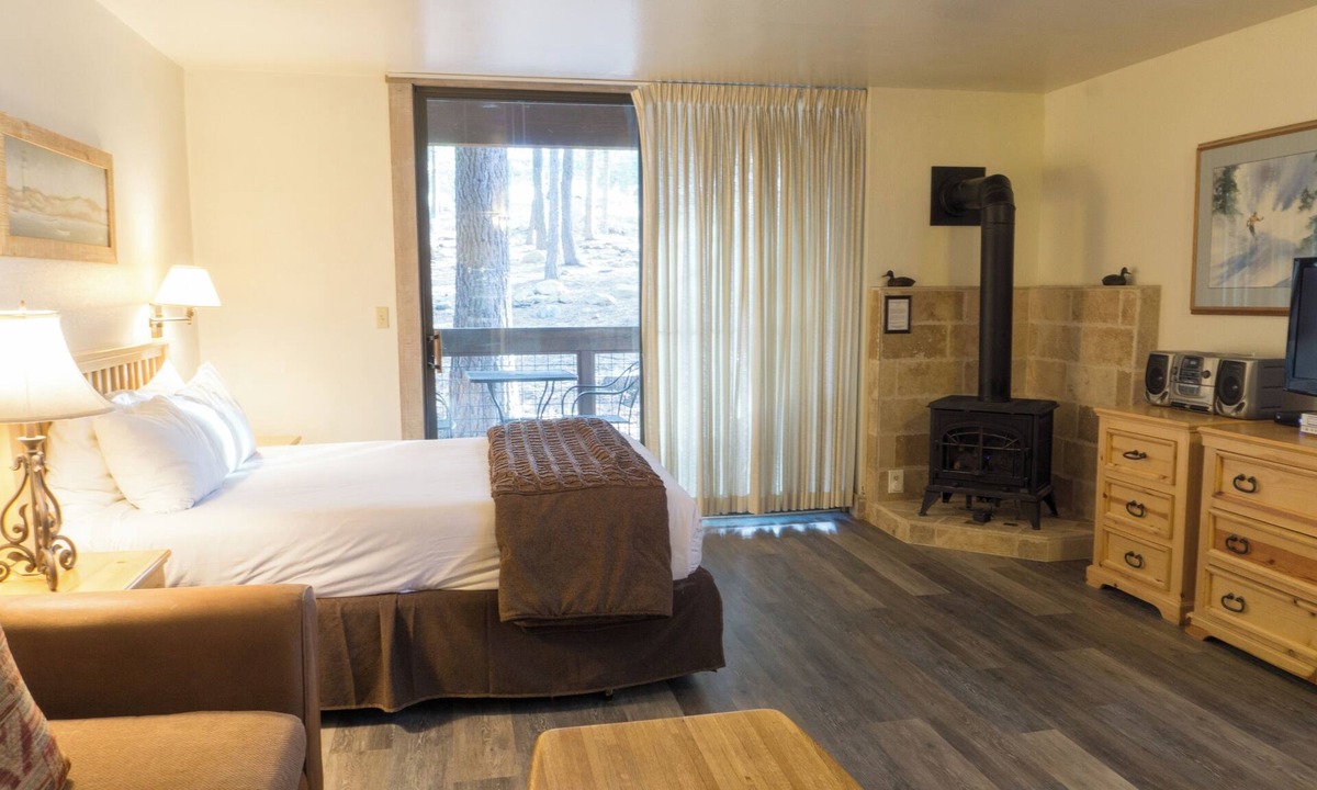 Truckee Condo | Cozy Studio – Fireplace, Full kitchen, Walk to the Village