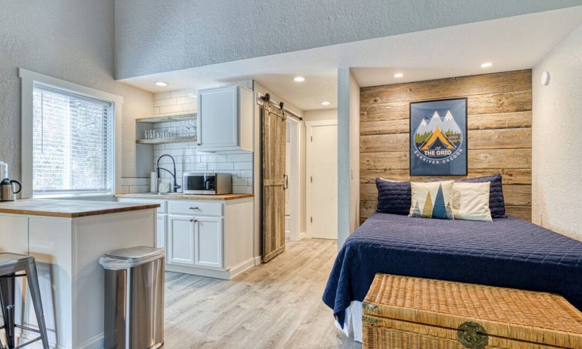 Sunriver Apartment | Cozy Sunriver Condo w/Pool Sharc Passes! Close to Sunriver Lodge & Shopping.