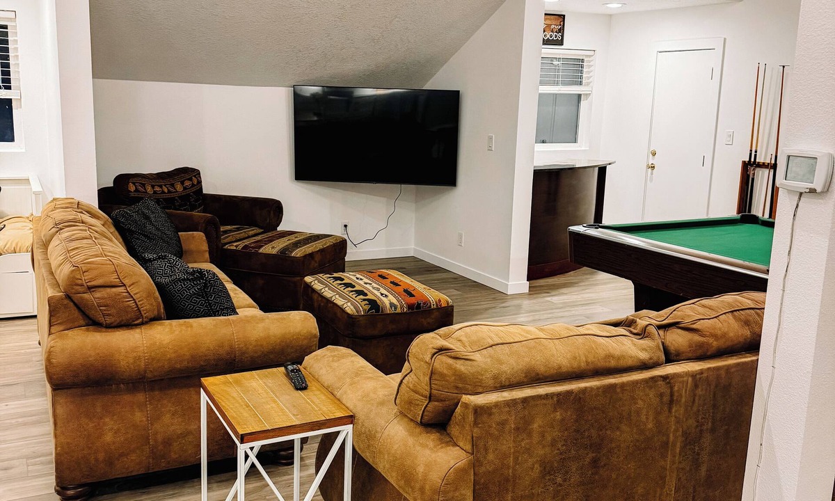 Brightwood Apartment | Cozy Super Barn Studio with pool table, king beds. 30 minutes from ski resort.