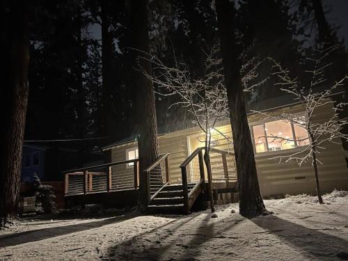 Tahoe Island House | Cozy Tahoe Cabin Sleeps 6 5 Min to Lake