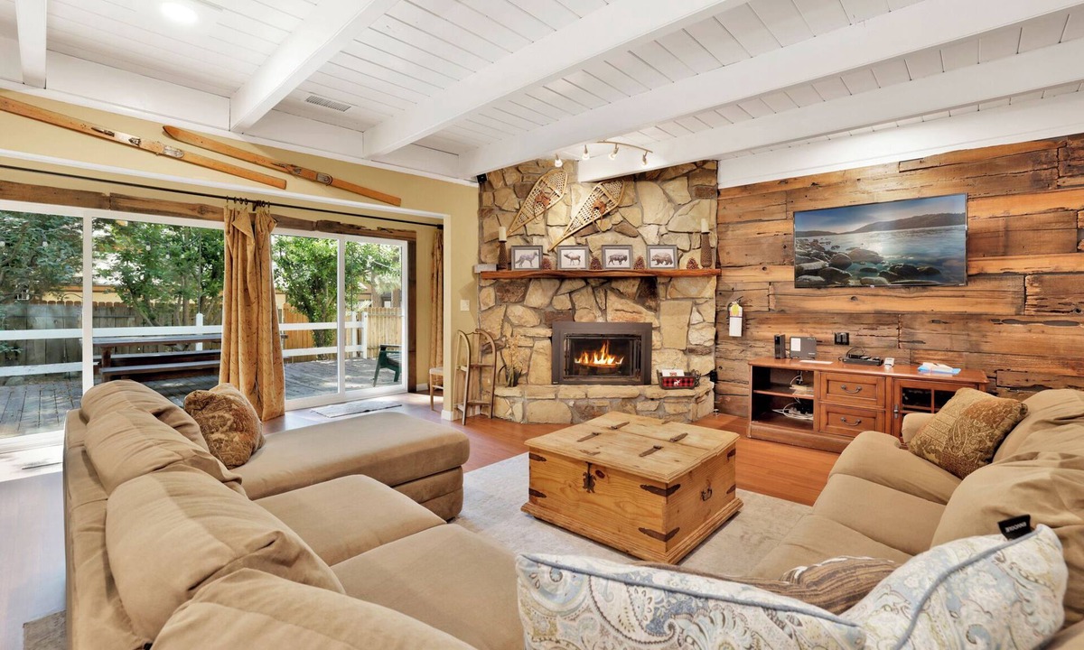 Summit Estates Cabin | Cozy Up to Summit — Walk to Snow Summit | Hot Tub | Game Room | Mountain Retreat