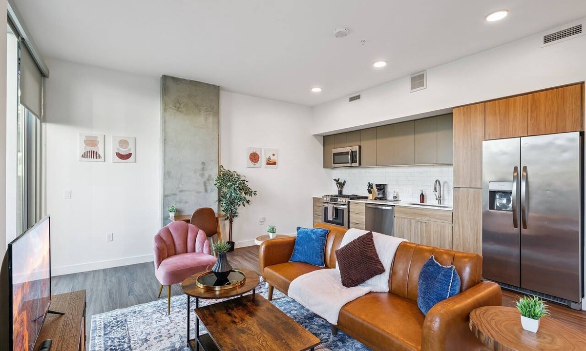 Downtown Phoenix Apartment | CozySuites Adeline SDO - valet parking, gym, pool!