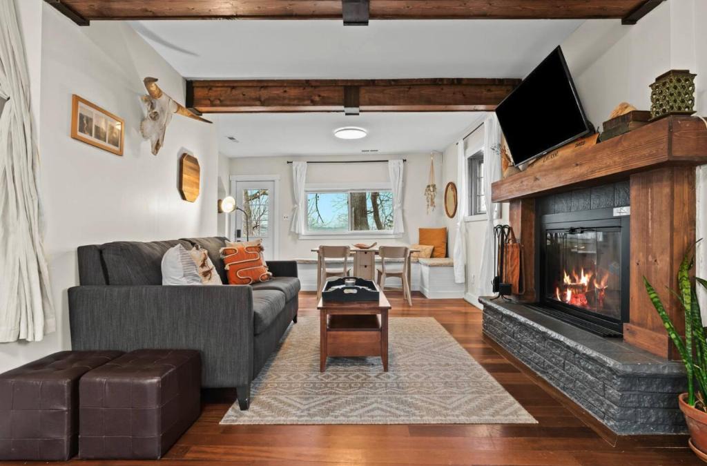 Allenton House | Cranberry Lake Hideaway, Cozy Cottage with Sauna, Outdoor Shower, Kayaks, Games