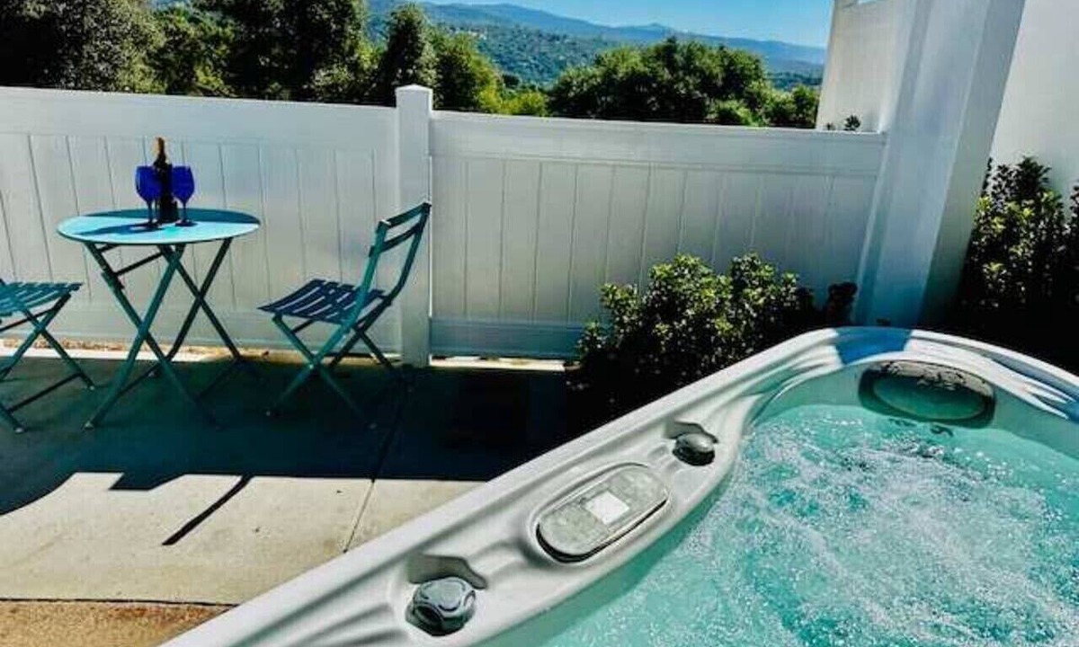 Ahwahnee Apartment | Creature Comforts Suite - Private Hot Tub-Sleeps 2