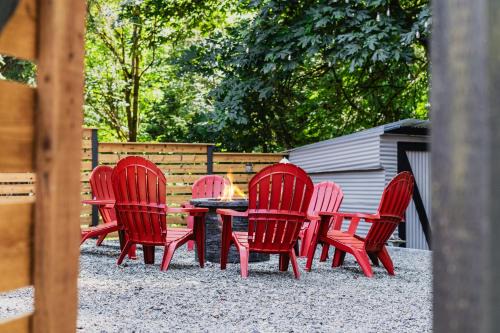 Victory Heights House | Creekside 3BR EV FirePit BBQ AC Games Yoga