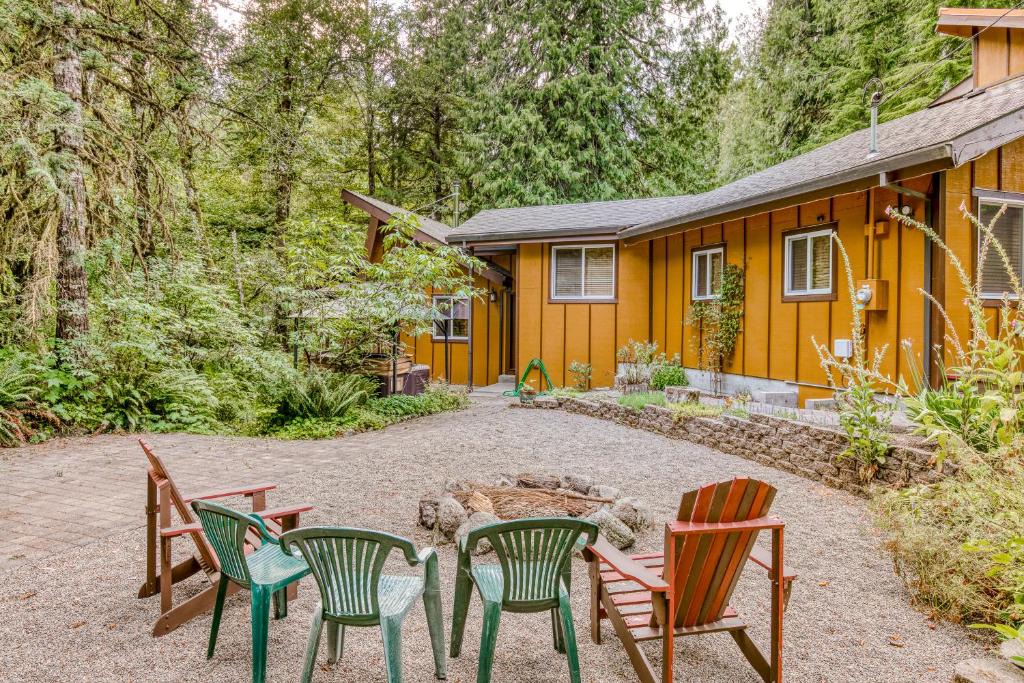 Mount Hood Village House | Creekside Cabin