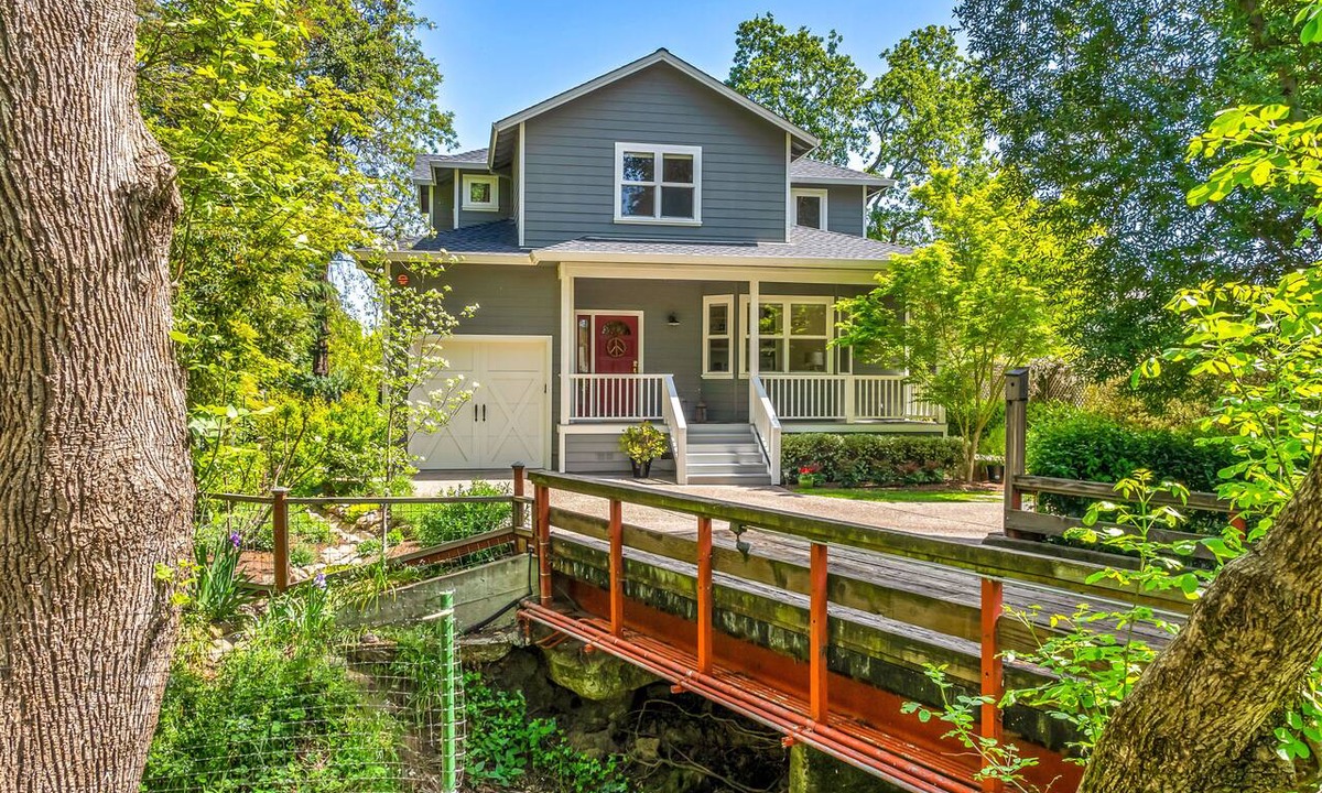 Sonoma House | Creekside Cottage ~ Gorgeous cottage just 3 blocks from the Historic Sonoma Plaz