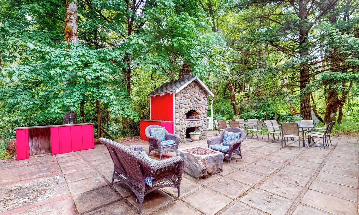 Dallas House | Creekside Seclusion: 'HomeSted Retreat' in Dallas