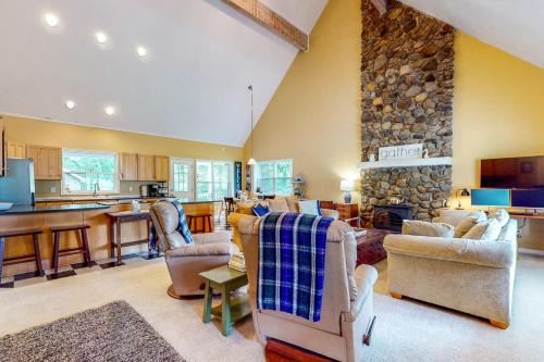 Dallas House | Creekside Seclusion: 'HomeSted Retreat' in Dallas