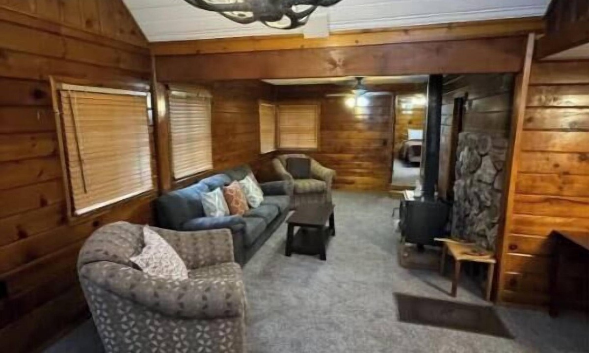 Crestline Apartment | Crest Lodge Historic Mountain Inn - Twin Peaks B