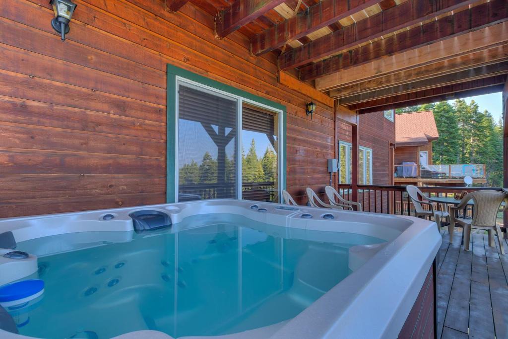 Talmont House | Crystal Lakeview Lodge by Tahoe Getaways - Private Hot Tub, Foosball Table & Tahoe Park HOA