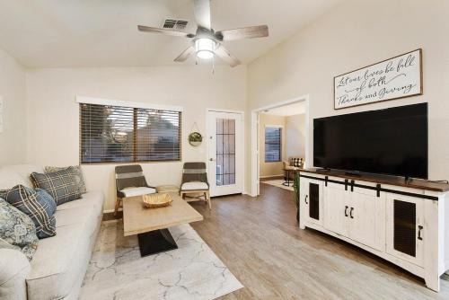 Northwest Ranch House | CUTE 3 bedroom home with outdoor kitchen, Sleeps 6