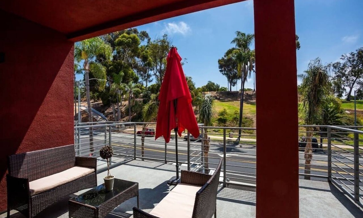 Bankers Hill Apartment | Cute Studio With Large Balcony and Great Park View
