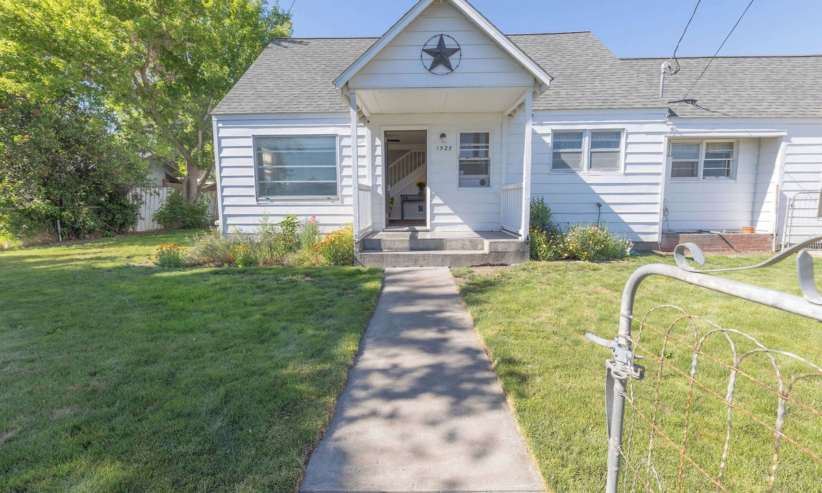 Prineville House | Daffodil House 3-bedrooms in welcoming Prineville perfect for relaxing