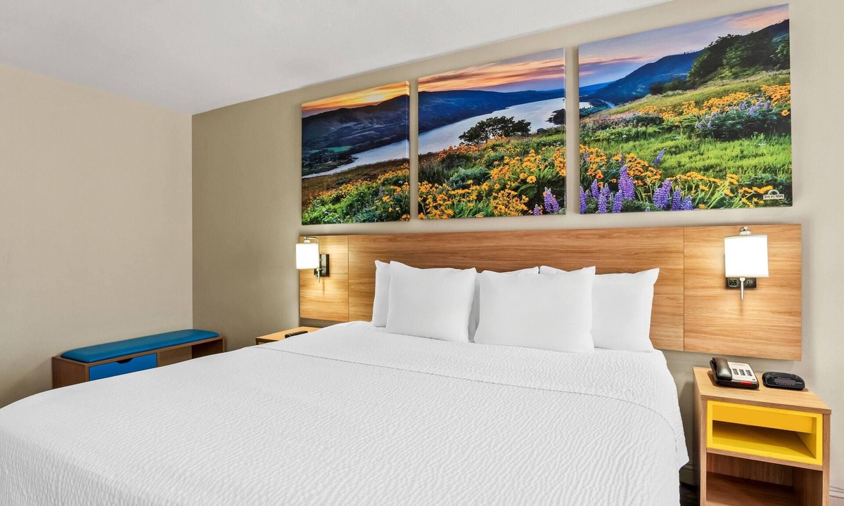Rialto Hotel | Days Inn by Wyndham Fontana/Rialto
