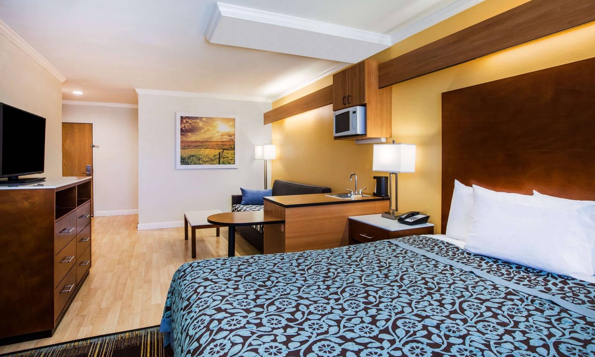 Antioch Hotel | Days Inn & Suites by Wyndham Antioch