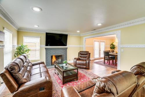 Del Rey Oaks House | Del Rey Oaks Vacation Home w/Mini-Golf Course!