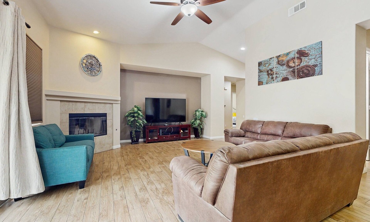 Cathedral City House | Desert Bliss: Your Poolside Paradise with Mountain Views, AC, and Wifi.