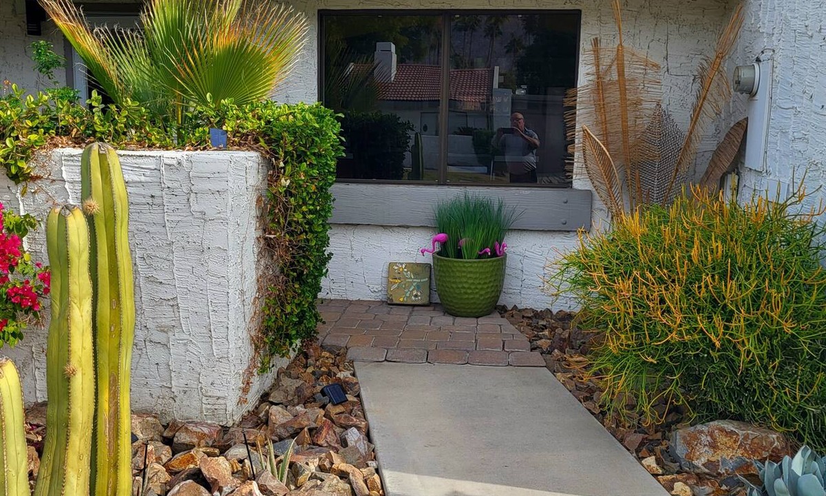 Sunrise Park Condo | Designer 2br Condo -gated community - private rear garden- front mountain views