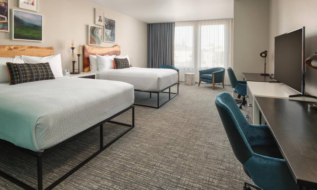 Independence Hotel | Discover Willamette Valley in Style – Bright Room with Unique Artistic Touches