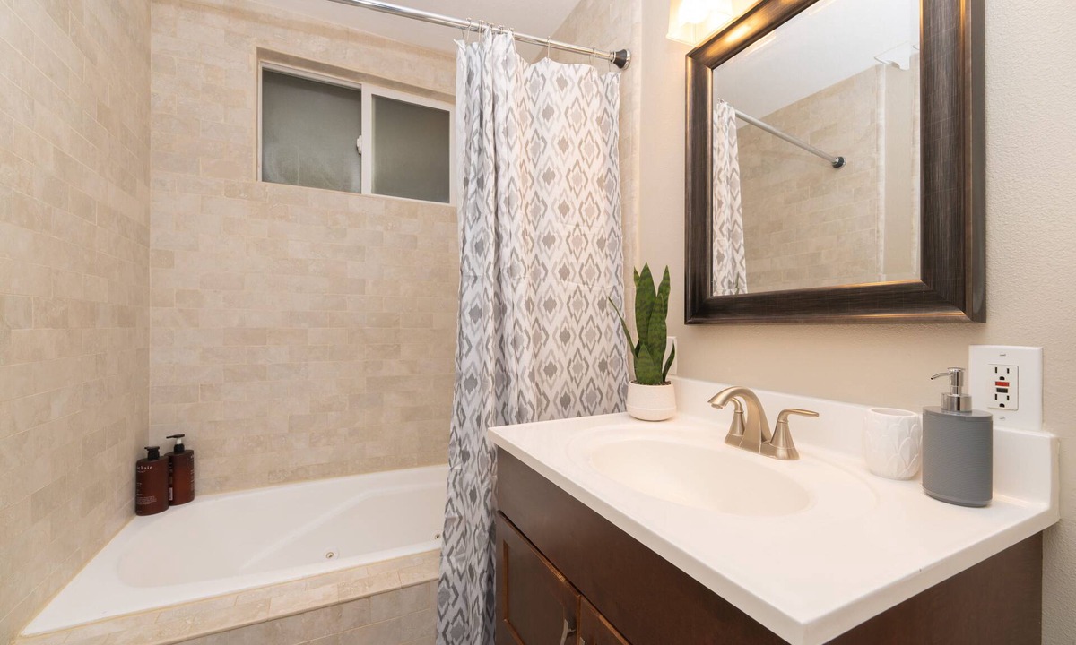 Buena Park House | Disneyland 9 min pool house long term