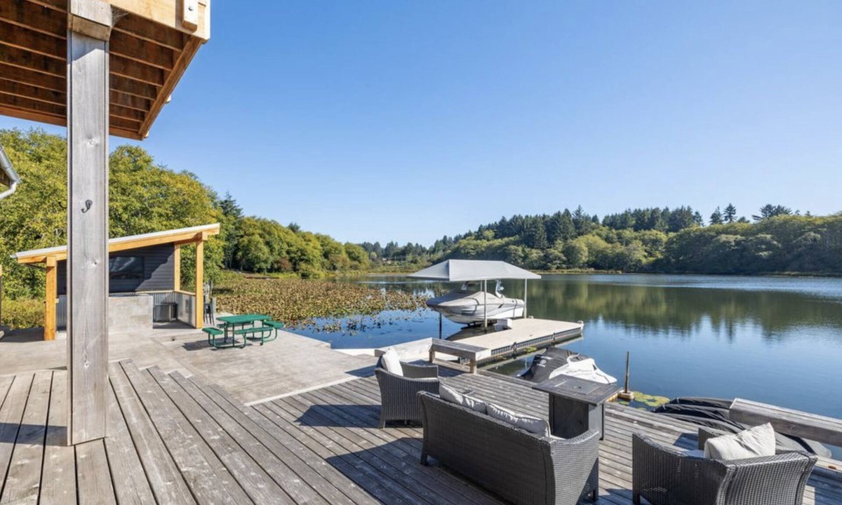 Roads End House | Dockside on Devil’s Lake, hot tub, dock, fire pits, game & family rooms, Pets OK