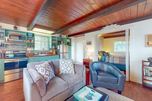 Winchester Bay Apartment | Dog-friendly ADU with a full kitchen & shared washer&dryer - near the water