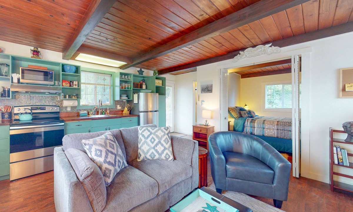 Winchester Bay Apartment | Dog-friendly ADU with a full kitchen & shared washer&dryer - near the water