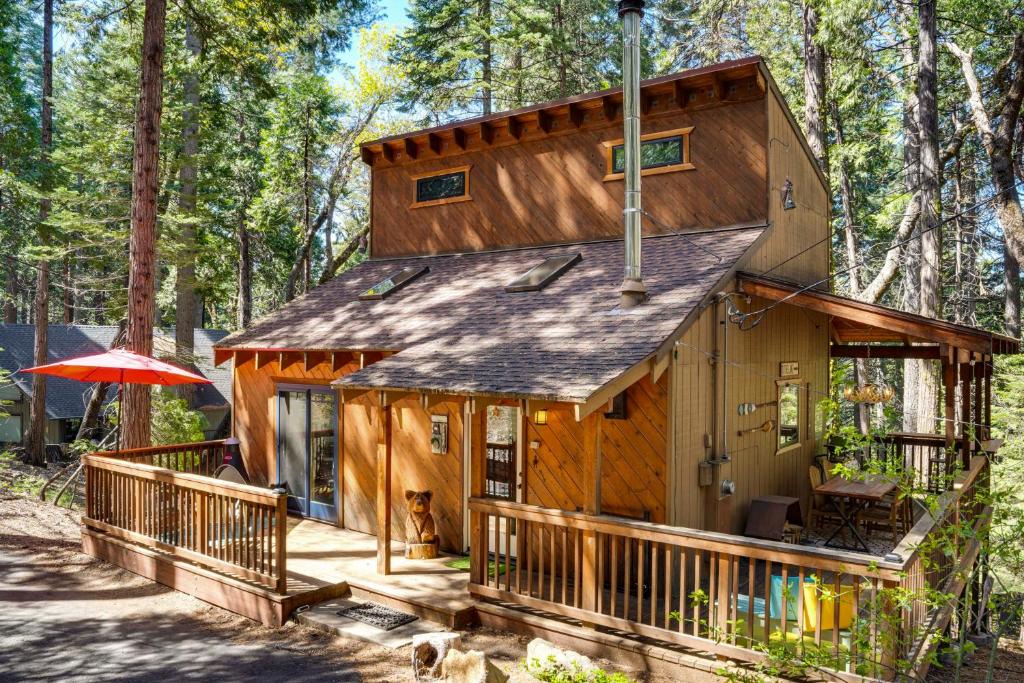 Dorrington House | Dog-Friendly Cabin 3 Mi to Big Trees State Park!