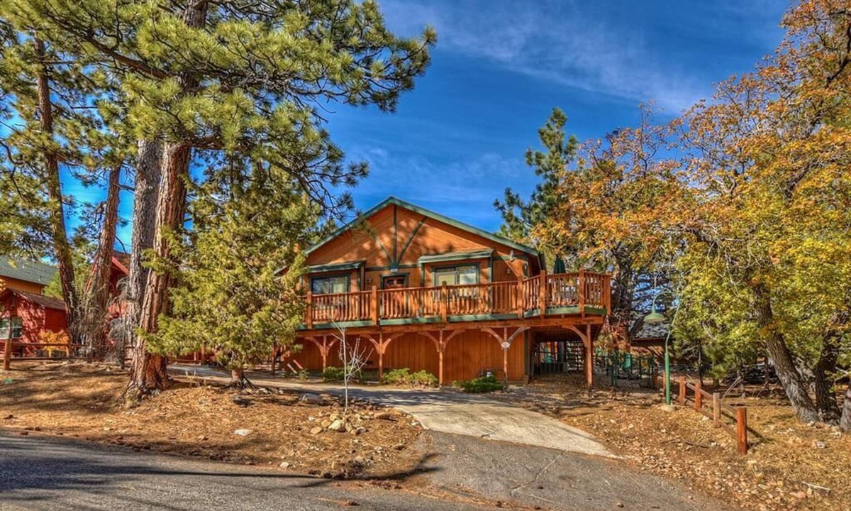 Upper Moonridge Cabin | Dog-friendly cabin, picnic table, BBQ, game room, two kitchens and more!