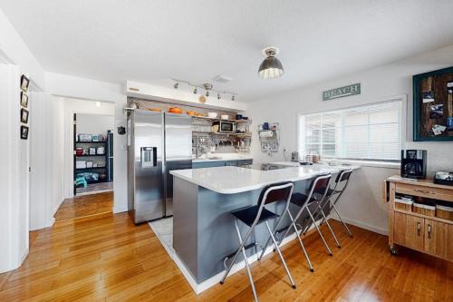 Winchester Bay House | Dog-friendly coastal-themed home with a full kitchen & washer&dryer
