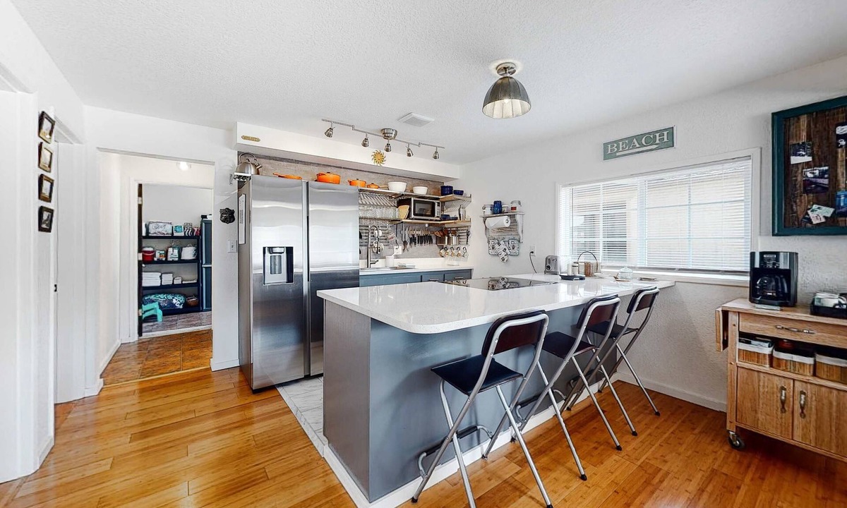 Winchester Bay House | Dog-friendly coastal-themed home with a full kitchen & washer&dryer