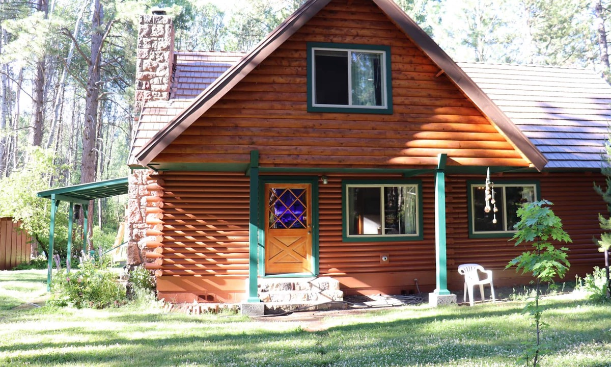 Klamath Falls House | Dog-friendly Home with Hot Tub - Near Crater Lake
