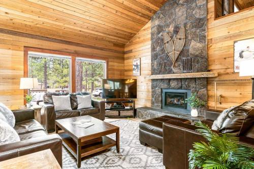 Overlook Park House | Dog-friendly home with private hot tub pool access & central AC - SHARC passes