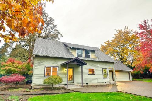 Oak Grove House | Dog-Friendly Milwaukie Home: 9 Mi to Dtwn Portland